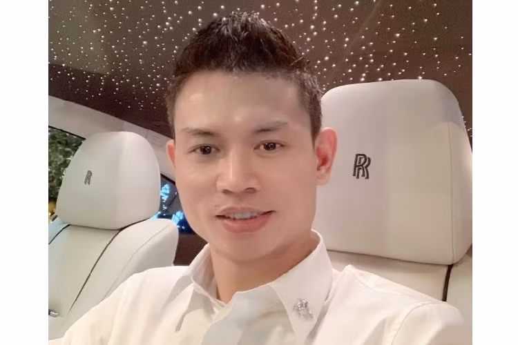 Anh cũng từng dùng qua 3 siêu xe khác là: Ferrari F12 Berlinetta màu đỏ, Ferrari 488 GTB màu trắng, Lamborghini Huracan LP580-2 màu đỏ. Tuy nhiên, sau nhiều năm trải nghiệm, đại gia Tùng “Vàng” đã bán sạch 4 chiếc siêu xe này của mình.