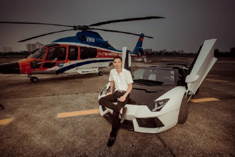 Không chỉ nổi tiếng nhờ tài kinh doanh, cộng đồng mạng còn biết đến Tùng Vàng chơi siêu xe với bộ sưu tập toàn “hàng khủng” như: Ferrari F12 Berlinetta, Lamborghini Huracan LP580-2, Porsche 911 Carrera, Rolls-Royce Ghost Series I, Bentley Continental GT Speed, Mercedes-Benz G63 AMG…