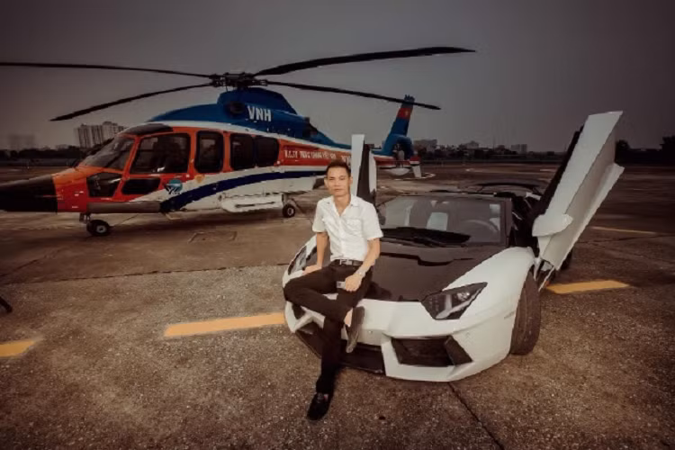 Không chỉ nổi tiếng nhờ tài kinh doanh, cộng đồng mạng còn biết đến Tùng Vàng chơi siêu xe với bộ sưu tập toàn “hàng khủng” như: Ferrari F12 Berlinetta, Lamborghini Huracan LP580-2, Porsche 911 Carrera, Rolls-Royce Ghost Series I, Bentley Continental GT Speed, Mercedes-Benz G63 AMG…