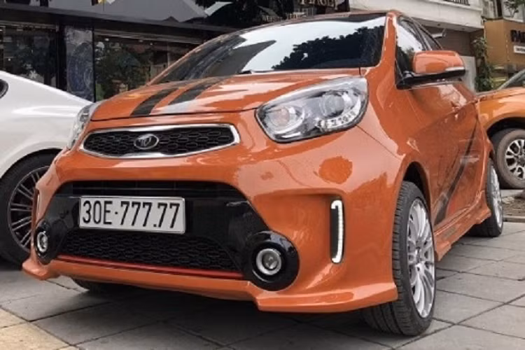 Không chỉ sưu tập xe sang, đại gia Tùng Vàng còn thích những chiếc xe biển số đẹp. Điển hình là anh từng sở hữu hai chiếc Kia Morning mang biển ngũ quý 7 và ngũ quý 9.