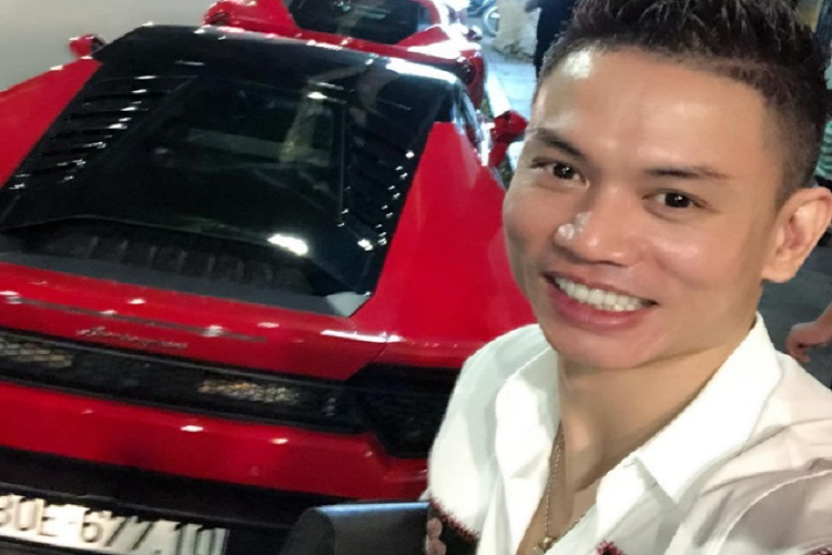 Nổi bật trong bộ sưu tập xe của đại gia Tùng Vàng là chiếc Lamborghini Aventador LP700-4 Roadster độ Novitec gần nửa tỷ đồng từng gây xôn xao cộng đồng mạng năm 2018. Gói độ này bao gồm nhiều chi tiết làm bằng sợi carbon ở ngoại thất như nắp ca-pô, ốp viền hốc gió cản trước/sau/hai bên hông, ốp sườn, ốp hốc gió động cơ, bộ khuếch tán và cánh gió ở đuôi xe.