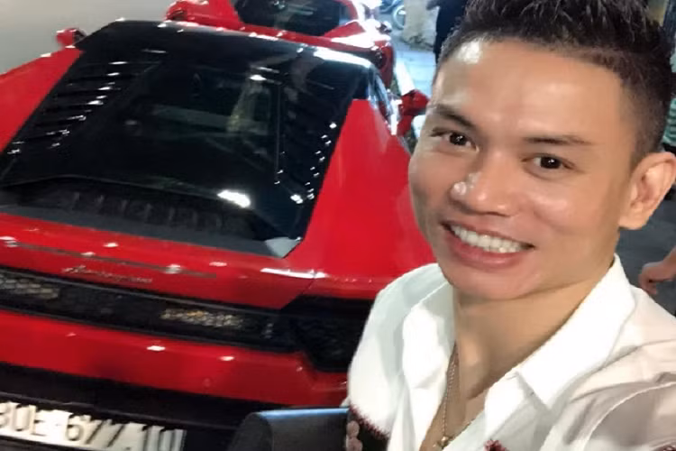 Nổi bật trong bộ sưu tập xe của đại gia Tùng Vàng là chiếc Lamborghini Aventador LP700-4 Roadster độ Novitec gần nửa tỷ đồng từng gây xôn xao cộng đồng mạng năm 2018. Gói độ này bao gồm nhiều chi tiết làm bằng sợi carbon ở ngoại thất như nắp ca-pô, ốp viền hốc gió cản trước/sau/hai bên hông, ốp sườn, ốp hốc gió động cơ, bộ khuếch tán và cánh gió ở đuôi xe.