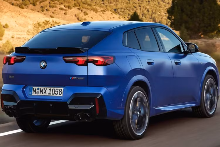 BMW X2 2024 được trang bị nhiều tùy chọn động cơ khác nhau để phù hợp với thị trường và nhu cầu cụ thể của khách hàng. Trong đó, phiên bản X2 M35i xDrive mạnh mẽ nhất sử dụng động cơ xăng 4 xi-lanh 2.0L sản sinh công suất tối đa 312 mã lực và 400 Nm mô-men xoắn. Với sức mạnh này, xe chỉ mất 5,2 giây để tăng tốc từ 0 lên 100 km/h.