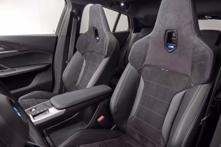 Ghế ngồi trên BMW X2 mới được được thiết kế lại nhằm đem lại cảm giác thoải mái nhất cho khách trên những hành trình dài. Ngoài ra, BMW cũng cung cấp ghế thể thao dưới dạng trang bị tùy chọn.