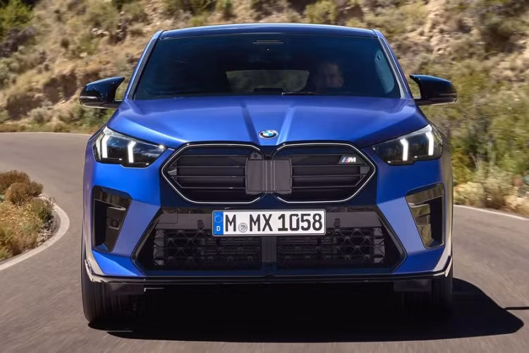 Bên cạnh đó, BMW X2 mới được cung cấp tùy chọn nâng cấp lưới tản nhiệt và logo phát sáng dành cho các khách hàng muốn chiếc xe của mình nổi bật hơn. Ở phía sau, cụm đèn hậu của BMW X2 2024 có thiết kế tương tự đèn pha.