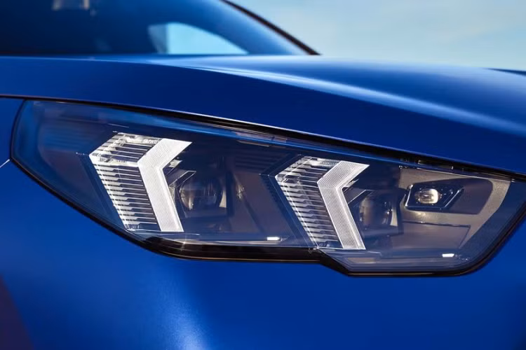 Phía trên là cánh lướt gió cỡ lớn đặt ở nóc cốp trong khi phía dưới là bộ ống xả kép kiểu thể thao. Mâm xe có nhiều kiểu dáng khác nhau với kích thước lên tới 21 inch. Đây là lần đầu tiên BMW trang bị một bộ mâm có kích thước lớn như vậy trên một mẫu SUV nhỏ gọn như X2.