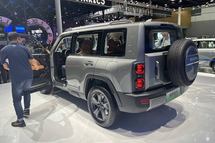 Trước đó, từ ngày 22/9 – 24/9, một bữa tiệc độ Haval Raptor đã được tổ chức tại Bắc Kinh, Trung Quốc, trong đó 11 chiếc Haval Raptor độ đã được trình diễn. Kích thước của nó bao gồm chiều dài, chiều rộng và chiều cao lần lượt là 4800/1916/1822 mm và chiều dài cơ sở 2738 mm, cùng với góc tiếp cận 24 độ, góc khởi hành 30 độ và khả năng lội nước sâu 560 mm.