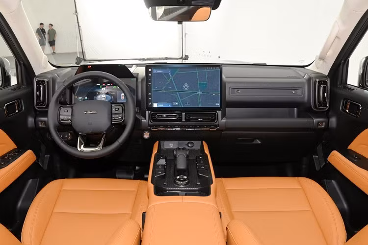 Nhìn chung, chiếc xe SUV Haval Raptor có kiểu dáng hình hộp kết hợp với đèn pha tròn, giá nóc, vòm bánh xe màu đen, vành đa chấu, ống xả ẩn và lốp dự phòng bên ngoài. Nội thất được trang bị bảng đồng hồ LCD toàn bộ 13,2 inch, màn hình điều khiển trung tâm bán treo 14,6 inch và W-HUD (màn hình hiển thị trên kính lái).