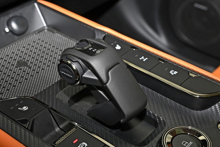 Đồng thời, có một số lượng lớn các nút bấm vật lý trên bảng điều khiển trung tâm và cửa sổ trời toàn cảnh. Ngoài ra, hệ điều hành xe đến từ hệ thống Coffee Intelligence của Great Wall Motor trong khi hệ thống hỗ trợ lái xe tiên tiến mang tên Coffee Pilot được tích hợp hệ thống định vị trên xe và bản đồ có độ chính xác cao.