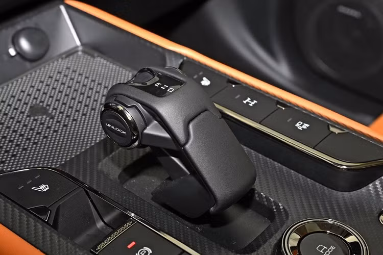 Đồng thời, có một số lượng lớn các nút bấm vật lý trên bảng điều khiển trung tâm và cửa sổ trời toàn cảnh. Ngoài ra, hệ điều hành xe đến từ hệ thống Coffee Intelligence của Great Wall Motor trong khi hệ thống hỗ trợ lái xe tiên tiến mang tên Coffee Pilot được tích hợp hệ thống định vị trên xe và bản đồ có độ chính xác cao.