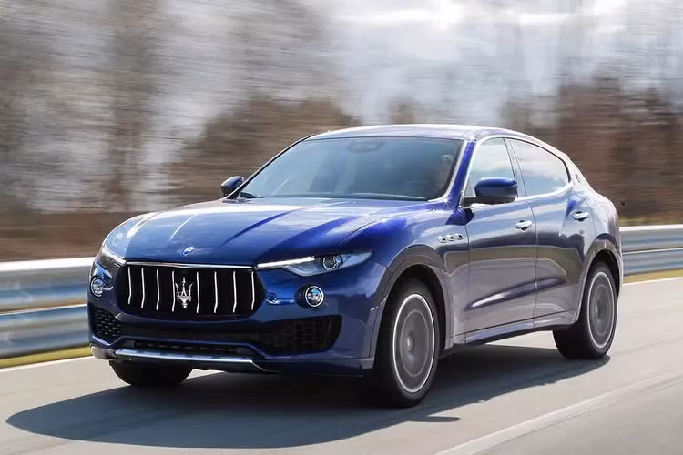 Nhưng dự kiến, Maserati Levante Folgore thế hệ thứ hai sẽ có nhiều mức công suất đầu ra khác nhau, và có trang bị tiêu chuẩn là hệ dẫn động 4 bánh. Biến thể mạnh mẽ nhất rất có thể sẽ được trang bị tới 3 mô-tơ điện giống như mẫu GranTurismo Folgore mới, cho công suất 751 mã lực đầy ấn tượng và mô-men xoắn 1.350Nm.