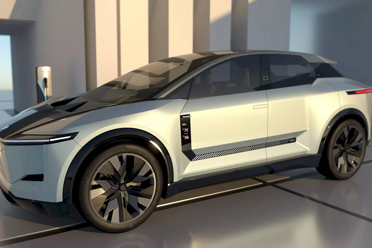 Thân xe được tạo nên từ nhiều mảng hình khối và đường gân dập nổi khỏe khoắn. Tay nắm cửa dạng ẩn, ốp vè bánh xe màu đen bóng và cửa sổ nhỏ dần ở cột C. Kính chắn gió phía trước nghiêng dần tạo thành đường cong mềm mại cùng mui xe. Bánh trước sát mũi xe, bánh sau đẩy sát đuôi nhằm tối ưu không gian bên trong.