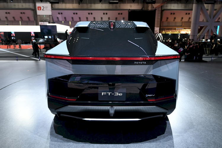 Cụm 2 màn hình cảm ứng đặt dọc phục vụ việc điều khiển một số tính năng vận hành và giải trí cùng màn hình hiển thị trên kính lái (HUD) vẫn được giữ lại. Màn hình cảm ứng cỡ lớn dành cho hệ thống thông tin – giải trí và nhiều chức năng quan trọng của chiếc SUV thuần điện này được đặt lệch sang phía hành khách.