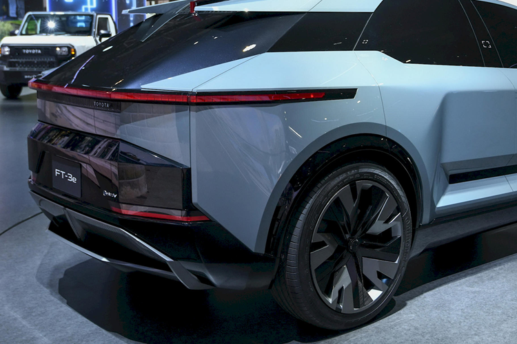 Xe có 5 chỗ ngồi. Theo Toyota, chiều cao FT-3e thấp hơn phần lớn các mẫu SUV khác nhưng hãng hứa hẹn không gian trên đầu hành khách vẫn sẽ đảm bảo sự thoải mái nhờ hệ thống pin thế hệ mới được hạ thấp. Khoảng để chân ở cả hai hàng ghế trên FT-3e dự kiến rộng hơn chiếc Toyota Alphard, MPV cỡ lớn vốn nổi tiếng về sự thoáng đãng bên trong cabin.