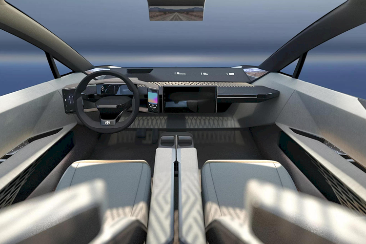 Bộ mâm 22 inch thiết kế cứng cáp, lốp 255/45 trước và 285/40 sau. Hệ thống màn hình và đèn LED chạy dọc cánh cửa sẽ hiển thị một số thông tin như lượng pin còn lại, nhiệt độ và chất lượng không khí bên trong xe khi phát hiện người lái tiến gần đến phương tiện.