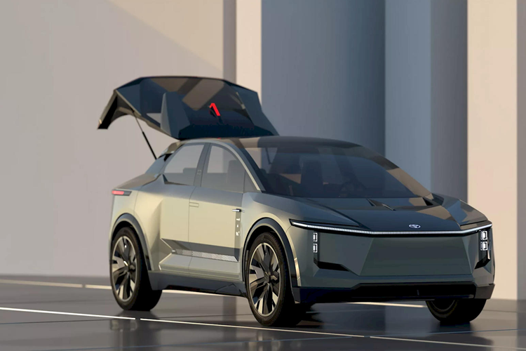 Nội thất của FT-3e có phần bám sát truyền thống hơn so với các xe concept khác được Toyota và Lexus trình diễn đợt này, dù vẫn đi theo phong cách tối giản và đậm chất tương lai. Vô-lăng hình tròn đơn chấu và bảng đồng hồ kỹ thuật số nằm ở vị trí thường thấy trên xe hơi truyền thống.