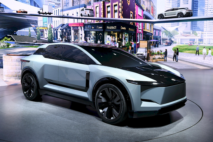 Gian hàng Toyota tại triển lãm Japan Mobility Show 2023 có sự xuất hiện của nhiều mẫu concept đáng chú ý, trong đó nổi bật là mẫu Toyota FT-3e: concept mới sở hữu nhiều đặc điểm lần đầu xuất hiện trên một chiếc xe gầm cao mang nhãn hiệu Toyota.