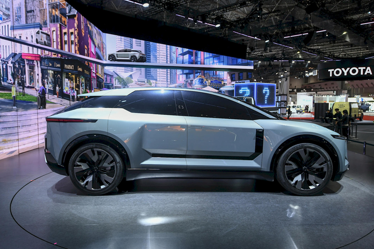 SUV điện Toyota FT-3e: concept có kích thước chiều dài x rộng x cao tổng thể lần lượt là 4.860 x 1.955 x 1.595 mm và chiều dài cơ sở 3.000 mm, khoảng sáng gầm đạt mức 200 mm. Đây là vóc dáng tương đương với chiếc Toyota Highlander thế hệ hiện tại, ngoại trừ phần chiều cao thấp hơn đáng kể.