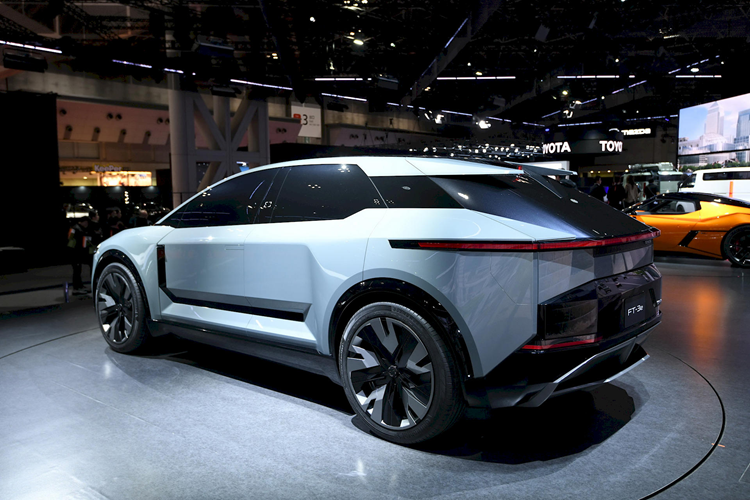 Bảng táp-lô và tấm ốp cánh cửa với lớp vải bọc mịn cùng những mảng trang trí đan xen độc đáo. Màn hình hiển thị một số thông tin quan trọng và gương chiếu hậu điện tử ở sát chân kính chắn gió phía trước.