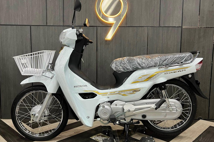 Về truyền động, Honda Dream 2024 vẫn dùng động cơ xi-lanh đơn, 4 kì, dung tích thực 124 phân khối tích hợp công nghệ phun xăng điện tử. Hãng vẫn chưa công bố công suất và sức kéo của xe. Khối động cơ này đi kèm hộp số loại 4 cấp.