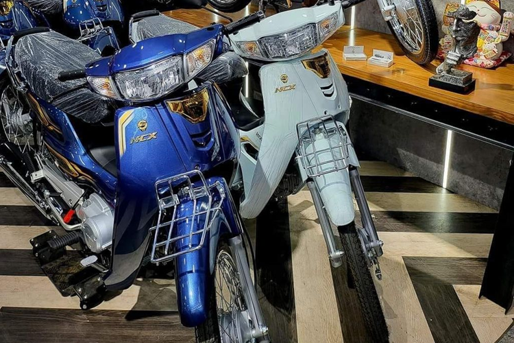 Theo tìm hiểu, Honda Dream 2024 tại Việt Nam hiện đang được các đại lý tư nhân chào bán với mức giá hơn 100 triệu đồng. Thậm chí, có đơn vị còn “thét” giá mẫu xe số “huyền thoại” này lên đến hơn 140 triệu đồng. Với mức giá này, Honda Dream 2024 đắt gần gấp đôi giá bán của mẫu xe tay ga cao cấp Honda SH 125i.