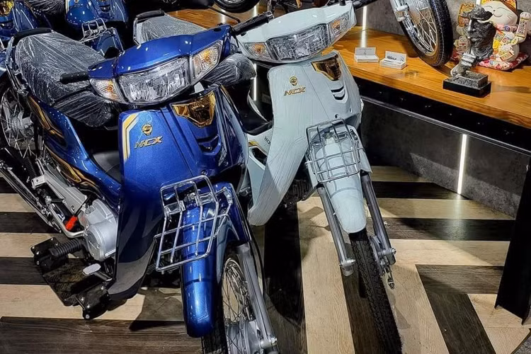 Theo tìm hiểu, Honda Dream 2024 tại Việt Nam hiện đang được các đại lý tư nhân chào bán với mức giá hơn 100 triệu đồng. Thậm chí, có đơn vị còn “thét” giá mẫu xe số “huyền thoại” này lên đến hơn 140 triệu đồng. Với mức giá này, Honda Dream 2024 đắt gần gấp đôi giá bán của mẫu xe tay ga cao cấp Honda SH 125i.