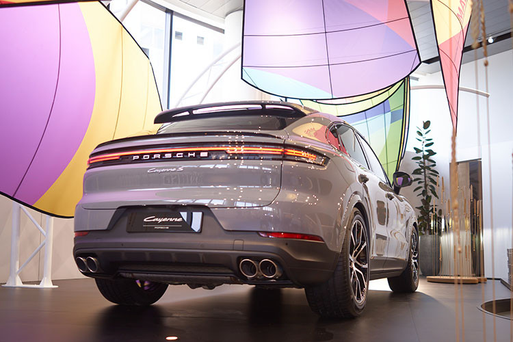 Về ngoại thất, Cayenne 2024 được thiết kế mới với phần vè hình cánh cung nổi bật, nắp ca-pô và cụm đèn trước được làm lại để nhấn mạnh chiều rộng của xe. Cụm đèn trước cũng được thiết kế lớn hơn, đèn pha Matrix LED trước đây là tùy chọn trên đời xe 2022-2023 nhưng giờ đã là tiêu chuẩn trên toàn bộ các phiên bản xe SUV Porsche Cayenne 2024.