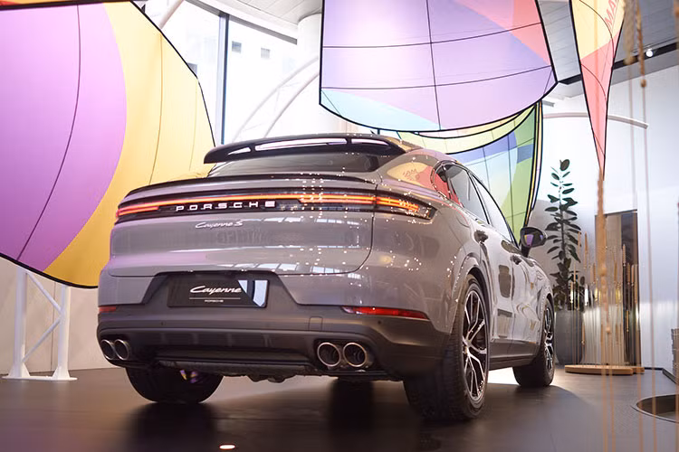 Về ngoại thất, Cayenne 2024 được thiết kế mới với phần vè hình cánh cung nổi bật, nắp ca-pô và cụm đèn trước được làm lại để nhấn mạnh chiều rộng của xe. Cụm đèn trước cũng được thiết kế lớn hơn, đèn pha Matrix LED trước đây là tùy chọn trên đời xe 2022-2023 nhưng giờ đã là tiêu chuẩn trên toàn bộ các phiên bản xe SUV Porsche Cayenne 2024.
