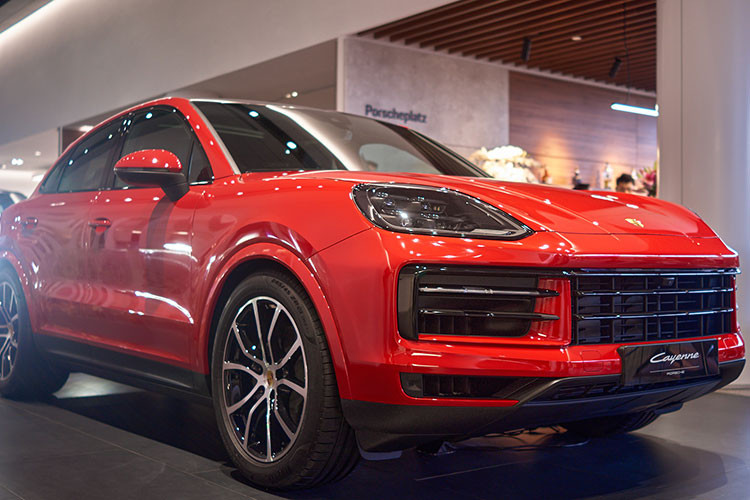 Tại Việt Nam, với mức giá xe Porsche Cayenne 2024 bán ra từ 5,560 tỷ đồng, mẫu SUV này sẽ cạnh tranh với các đối thủ như BMW X5, Audi Q7, Mercedes-Benz GLE, Range Rover Velar, Lexus RX. Người dùng có thể đặt hàng ngay từ bây giờ tại Porsche Việt Nam.