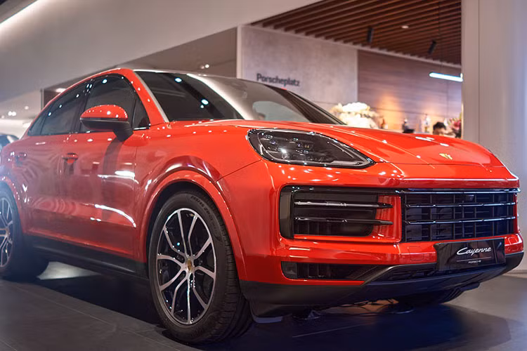 Tại Việt Nam, với mức giá xe Porsche Cayenne 2024 bán ra từ 5,560 tỷ đồng, mẫu SUV này sẽ cạnh tranh với các đối thủ như BMW X5, Audi Q7, Mercedes-Benz GLE, Range Rover Velar, Lexus RX. Người dùng có thể đặt hàng ngay từ bây giờ tại Porsche Việt Nam.
