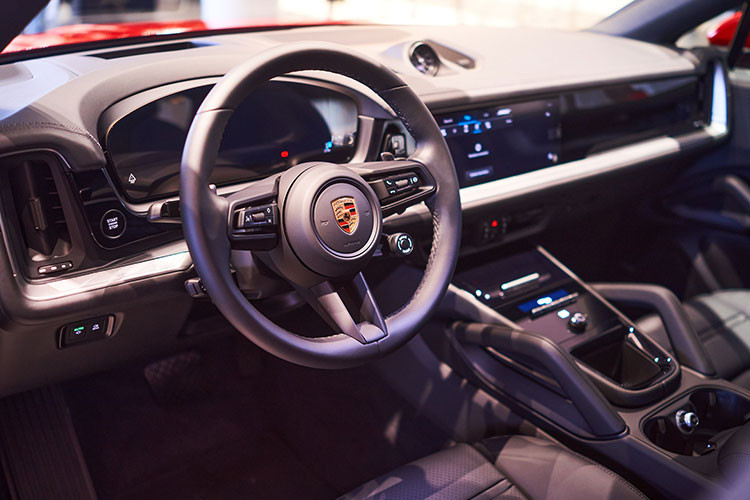 Porsche Cayenne mới cũng tập trung hơn vào trải nghiệm dành cho người lái. Cần số trước đây đã được thay thế bằng lẫy chuyển số mới, được chuyển lên phía trên bảng táp-lô thay vì ở phía dưới bảng điều khiển trung tâm. Vô lăng của mẫu xe mới cũng được chia sẻ từ dòng xe Porsche 911.