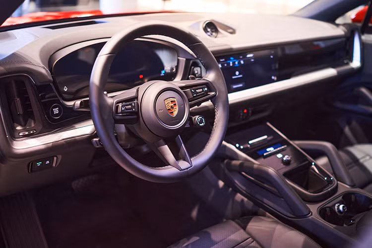 Porsche Cayenne mới cũng tập trung hơn vào trải nghiệm dành cho người lái. Cần số trước đây đã được thay thế bằng lẫy chuyển số mới, được chuyển lên phía trên bảng táp-lô thay vì ở phía dưới bảng điều khiển trung tâm. Vô lăng của mẫu xe mới cũng được chia sẻ từ dòng xe Porsche 911.