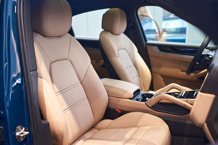 Tại Việt Nam, Cayenne 2024 được phân phối với 3 phiên bản, đi cùng 3 tùy chọn động cơ khác nhau. Thứ nhất, phiên bản Cayenne tiêu chuẩn sử dụng động cơ tăng áp V6 3,0 lít được tối ưu hóa, sản sinh công suất 348 mã lực và 500 Nm.