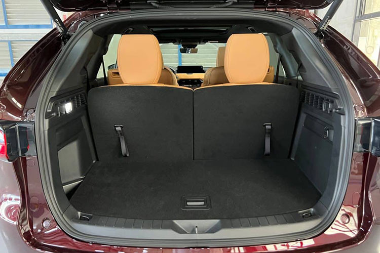 Để cải thiện trải nghiệm của người dùng, Mazda CX-90 2024 có những trang bị tiện nghi như màn hình cảm ứng trung tâm 12,3 inch, hỗ trợ Apple CarPlay/Android Auto không dây, màn hình hiển thị thông tin kính lái HUD 10,4 inch, bảng đồng hồ kỹ thuật số toàn phần 12,3 inch...