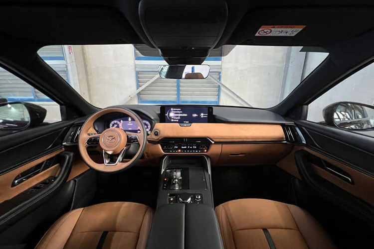 Thiết kế sang trọng và lịch sự của Mazda CX-90 2024 được thể hiện rõ hơn cả ở không gian bên trong xe. Lấy cảm hứng thiết kế từ nghệ thuật truyền thống Nhật Bản, nội thất của mẫu xe này là sự kết hợp giữa những chất liệu cao cấp như da Nappa và da lộn Leganu. Bên trong Mazda CX-90 2024 có 3 hàng ghế với 2 cấu hình 6 chỗ hoặc 7 chỗ. Trong đó, bản 6 chỗ sẽ có 2 ghế thương gia ở hàng ghế giữa.