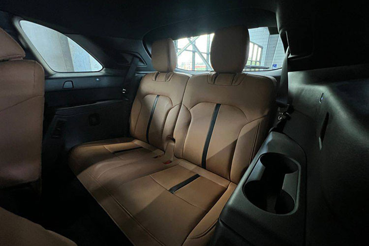 Ở phiên bản 7 chỗ, Mazda CX-90 2024 có tính năng gập 1 chạm ở hàng ghế giữa, giúp hành khách di chuyển xuống dưới mà không gặp nhiều khó khăn. Thiết kế cửa sau và bệ bước chân cỡ lớn cũng giúp hành khách bước vào xe dễ dàng hơn.