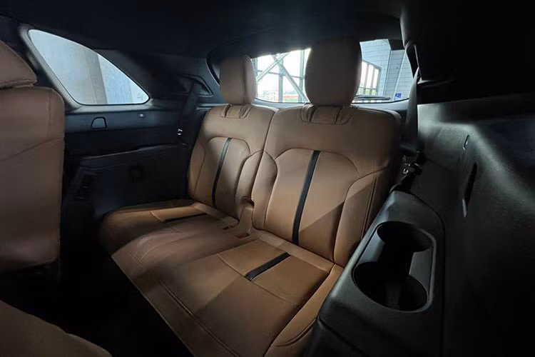 Ở phiên bản 7 chỗ, Mazda CX-90 2024 có tính năng gập 1 chạm ở hàng ghế giữa, giúp hành khách di chuyển xuống dưới mà không gặp nhiều khó khăn. Thiết kế cửa sau và bệ bước chân cỡ lớn cũng giúp hành khách bước vào xe dễ dàng hơn.