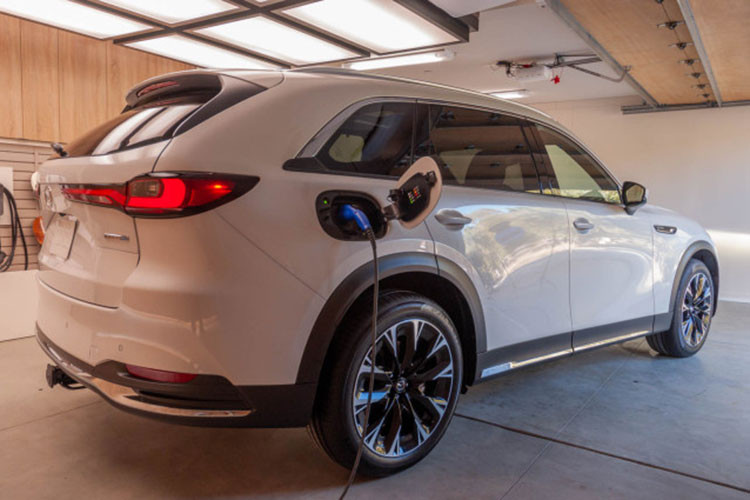 Mô-tơ điện được đặt giữa động cơ và hộp số tự động 8 cấp, mang đến khả năng đề-pa mượt mà từ vị trí đứng yên. Mô-tơ điện cũng có thể truyền động trực tiếp cho xe ở tốc độ thấp. Cuối cùng là hệ dẫn động 4 bánh toàn thời gian và 4 chế độ lái (Normal, Sport, Off-Road, Towing).