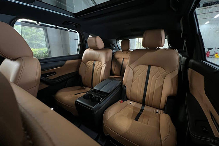 Phía sau hàng ghế thứ ba là khoang hành lý có thể tích 257 lít. Nếu gập hàng ghế thứ 3 xuống, con số này tăng lên 1.163 lít. Khi gập 2 hàng ghế sau, khoang hành lý của xe có thể tích 2.025 lít. Ngoài ra, xe còn được trang bị cửa cốp chỉnh điện tích hợp cảm biến đá cốp giúp việc chất, dỡ đồ tiện lợi hơn.