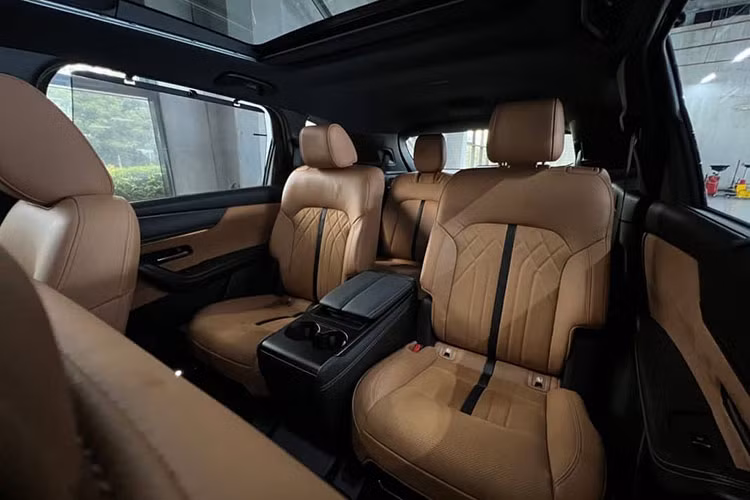 Phía sau hàng ghế thứ ba là khoang hành lý có thể tích 257 lít. Nếu gập hàng ghế thứ 3 xuống, con số này tăng lên 1.163 lít. Khi gập 2 hàng ghế sau, khoang hành lý của xe có thể tích 2.025 lít. Ngoài ra, xe còn được trang bị cửa cốp chỉnh điện tích hợp cảm biến đá cốp giúp việc chất, dỡ đồ tiện lợi hơn.