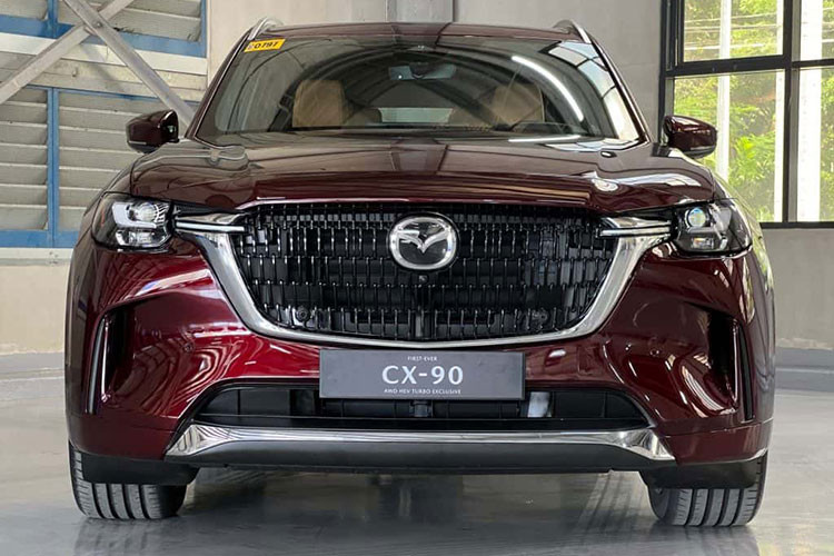Thuộc phân khúc SUV cỡ lớn, Mazda CX-90 2024 sở hữu kích thước dài x rộng x cao lần lượt là 5.120 x 1.994 x 1.745 mm, chiều dài cơ sở 3.120 mm, khoảng sáng gầm 203 mm và bán kính vòng quay tối thiểu 5,9 m. Với kích thước này, tân binh nhà Mazda là đối thủ cạnh tranh trực tiếp của Ford Explorer. Xe dùng hệ thống treo độc lập tay đòn kép phía trước và độc lập đa liên kết phía sau.