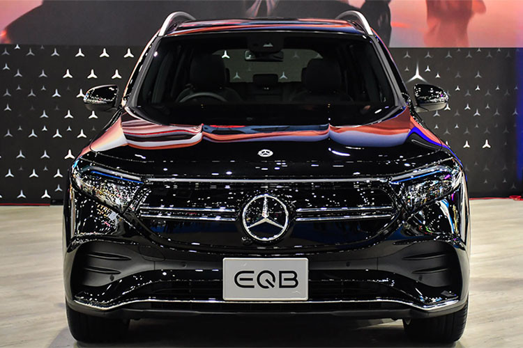 Với định hướng chung về trải nghiệm lái của tương lai, EQB là dòng xe SUV hạng sang cỡ nhỏ mang ngôn ngữ riêng biệt trên thị trường. Tại thị trường Việt Nam, giá xe Mercedes-Benz EQB 250 2024 được bán ra chính hãng với mức khuyến nghị chính thức là 2,289 tỷ đồng.