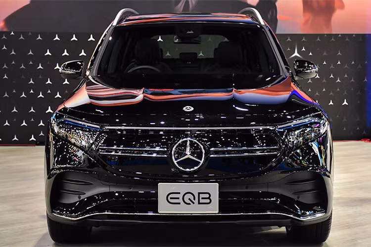 Với định hướng chung về trải nghiệm lái của tương lai, EQB là dòng xe SUV hạng sang cỡ nhỏ mang ngôn ngữ riêng biệt trên thị trường. Tại thị trường Việt Nam, giá xe Mercedes-Benz EQB 250 2024 được bán ra chính hãng với mức khuyến nghị chính thức là 2,289 tỷ đồng.