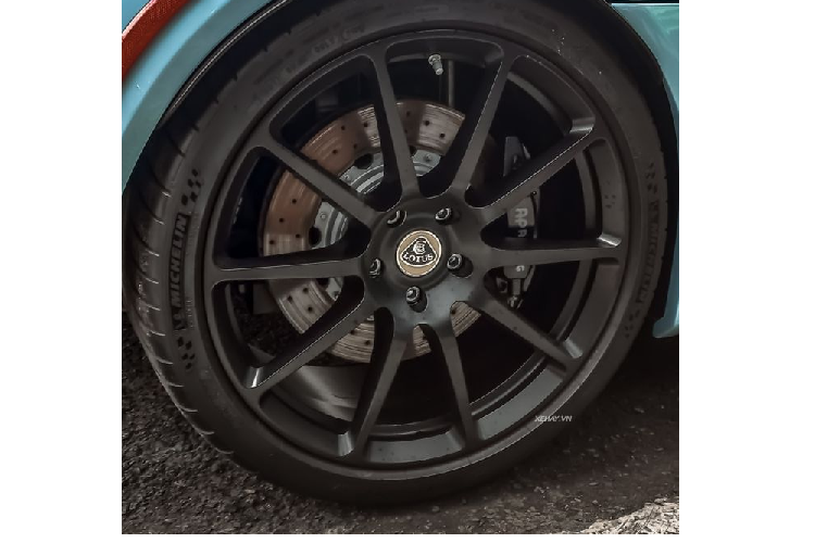 Bên trong khoang cabin của Lotus Evora GT được trang bị nội thất thể thao với ghế đua đến từ Sparco cùng bảng táp-lô, ốp cửa được bọc da Alcantara cao cấp kết hợp cùng chỉ khâu tương phản hai tông màu.