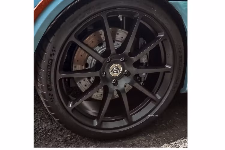 Bên trong khoang cabin của Lotus Evora GT được trang bị nội thất thể thao với ghế đua đến từ Sparco cùng bảng táp-lô, ốp cửa được bọc da Alcantara cao cấp kết hợp cùng chỉ khâu tương phản hai tông màu.