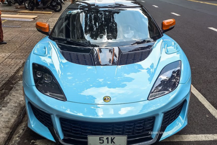 Siêu xe Lotus Evora GT của Anh quốc được trang bị hệ thống phanh đến từ AP Racing với cùm phanh 4 piston ở cả bánh trước và bánh sau, cùng với đó là đĩa phanh kép. Xe sử dụng hệ thống treo thể thao với lò xo được cung cấp bởi Eibach trong khi giảm chấn sử dụng của Bilstein.