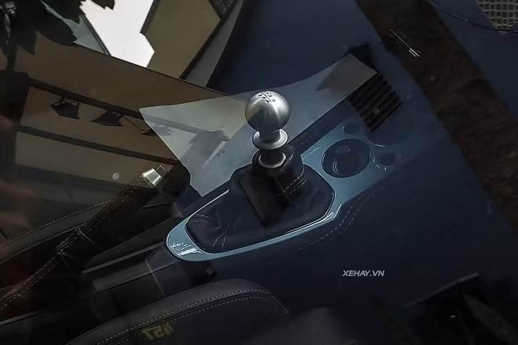 Bảng điểu khiển trung tâm của xe được làm bằng sợi carbon trong khi vô-lăng được làm bằng ma-giê. Xe cũng sở hữu màn hình giải trí cảm ứng 7 inch, tích hợp Apple Car Play, Android Auto, kết nối Bluetooth, định vị và camera lùi.