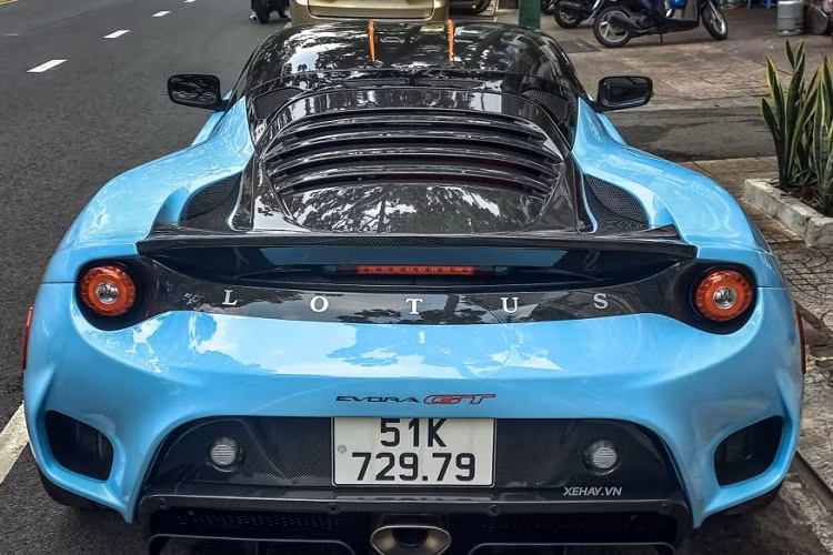 Mâm xe được làm bằng hợp kim nhôm nhẹ, đa chấu có kích thước 19 inch cho bánh trước và 20 inch cho bánh sau. Tại vị trí gần vòm bánh trước của xe còn xuất hiện dòng chữ "Evora GT" để nhận diện.