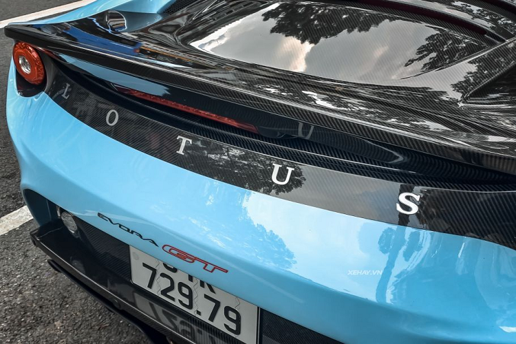 Chiếc xe trong bài là chiếc Lotus Evora GT tại Việt Nam này mang hộp số sàn hiếm hoi. Tùy chọn hộp số sàn sẽ giúp xe tăng tốc nhanh hơn, chỉ mất 3,8 giây để đạt 100 km/h và tốc độ tối đa lên đến 303 km/h. Trong khi sử dụng hộp số tự động, xe tốn 3,9 giây để đạt tốc độ 100 km/h, tốc độ tối đa chỉ đạt 280 km/h.