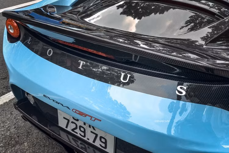 Chiếc xe trong bài là chiếc Lotus Evora GT tại Việt Nam này mang hộp số sàn hiếm hoi. Tùy chọn hộp số sàn sẽ giúp xe tăng tốc nhanh hơn, chỉ mất 3,8 giây để đạt 100 km/h và tốc độ tối đa lên đến 303 km/h. Trong khi sử dụng hộp số tự động, xe tốn 3,9 giây để đạt tốc độ 100 km/h, tốc độ tối đa chỉ đạt 280 km/h.